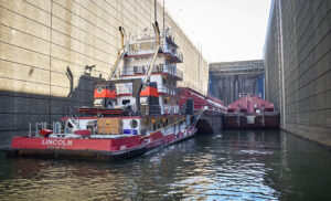 A tugboat and two wheat barges within the lock at Ice Harbor Dam in Washington