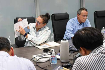 Dr. Alecia Kiszonas, director of cultivar development, showcases the 2024 Preferred Variety Brochure 
to the 2025 Japanese Midlevel Management Trade Team as they took notes on variety testing 
details and selection process.